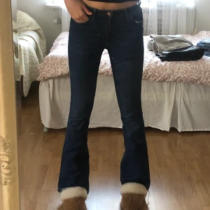 Mörkblå bootcut jeans - Säljer dem här superfina byxorna från hm. De är i ett stretchigt material så de passar dem flesta storlekarna. 