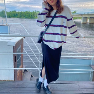 Svart kjol med slit - Säljer min underbart fina kjol då jag nyligen fick en nästan likadan i present, den är mjuk och går att ha som myskläder på en varm dag och även som finkläder med strumbyxor 