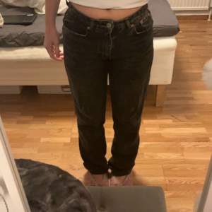 Midrise jeans ifrån zara, säljer pågrund av att de inte kommer till användning längre. Köparen står för frakten💕