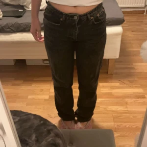 Svart / grå Midrise jeans från zara - Midrise jeans ifrån zara, säljer pågrund av att de inte kommer till användning längre. Köparen står för frakten💕