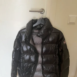 Colmar jacka storlek S  - En jättefin colmar jacka, har använt den Max 4 gånger förra vintern. Ser helt ny ut.  säljer den nu för 2700kr 