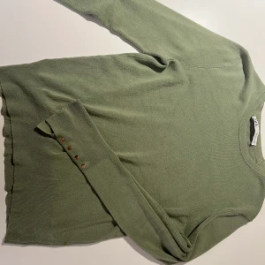 Zara tröja storlek L  - Säljer den här populära Zara tröjan med guld detaljer. I storlek L men passar mig som är XS så skulle säga XS-M. Använd ett fåtal gånger. Köpt här på plick. Skriv privat vid frågor eller fler bilder🫶😌