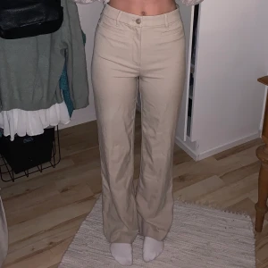 Kostymbyxor  - Super fina beiga kostymbyxor🤗de är inte alls använda mycket och därför i fint skick🤍hör av dig vid frågor eller fler bilder🤍säljer då de inte kommit till användning på länge och passar säkert bättre i någon annans garderob💕
