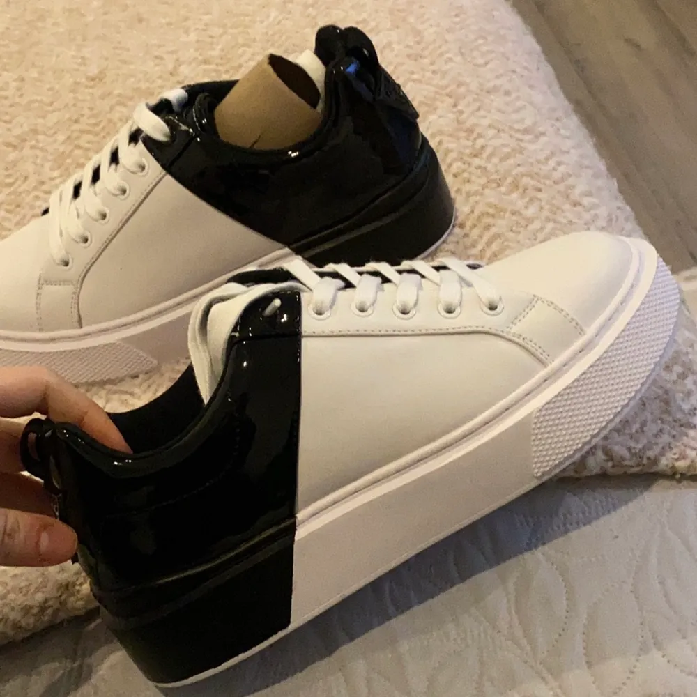 Säljer Snygga Guess Sneakers som blivit för små för mig tyvärr!! Dom är använda (skriv för fler bilder) men fortfarande i väldrigt bra skick!!  Nypris:1299kr Pris kan diskuteras!!. Skor.