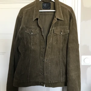 Manchesterjacka vintage - En grymt snygg jacka som jag lite motvilligt säljer för att göra lite mer plats.  Bra fit, underbar färg. 