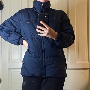 Champion pufferjacket  - Väldigt skön och smidig vinterjacka/pufferjacket från champion i marinblått. Storlek Small 