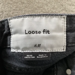 Jätte mörkgråa jeans - Säljes pga storlek (jeansen har krympt till storlek 29/30)