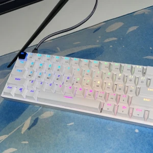 Gaming Keyboard Glorious Mouse Mosel D - HejX tänkte sälja mitt gaming keyboard GK61 som kostar original pris 600kr, och min mus som också kostar 649. Men tänkte sälja det för endast 800kr.