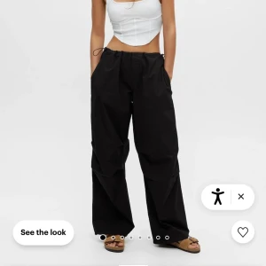 Byxor - Säljer mina helt nya parachute byxor från pull and bear! Köpt för 399kr och har använt dom 1 gång så fortfarande som nya! Kommer inte att användas av mig därav säljer jag💓 skriv för fler bilder. Vet inte frakten ännu☺️