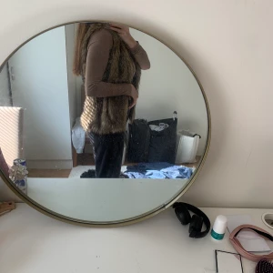 Pälsväst från HM storlek M  - päsväst från HM i fakepäls.  Aldrig använd och som ny 