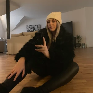 Fejk pälsjacka - Säljer denna fantastiska pälsjacka (fejk päls) då jag inte använder den längre. Sååå snygg och vart fantastisk att ha som jacka under hösten och vintern. Den är varm och fodrad. Strl.40