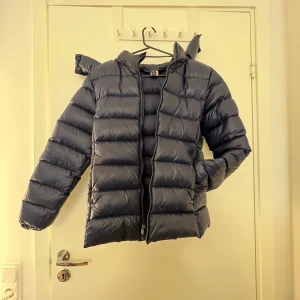 Vinter jacka  - Från Ralph lauren (kidsbrandstore)  Barn storlek men sitter som en XS   Jag är 1,57 cm och den passar mig 