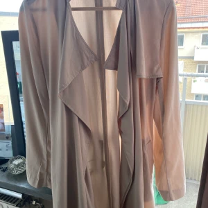 Kappa - Tunn beige sommarkappa från HM, original pris 400. Använd få gånger 