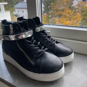 Höga sneakers  - Super snygga sneakers i högre modell. Skorna är i super fint skick❣️ Säljs pågrund av att dom ej passar :(