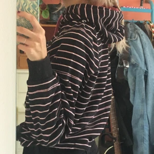 H&M tröja med luva str M - Bra skick, använder inte längre, fint mönstrad med dragkedjor. Mysig luva. 