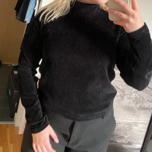 Tröja - Svart tröja i storlek small, men funkar för medium, från Gina Tricot. Fint skick. 