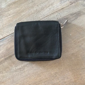 ” Tiger of Sweden” plånbok herr - Fin plånbok av märket ” Tiger of Sweden ” med två fack . Dragkedja. Finns i Bandhagen 