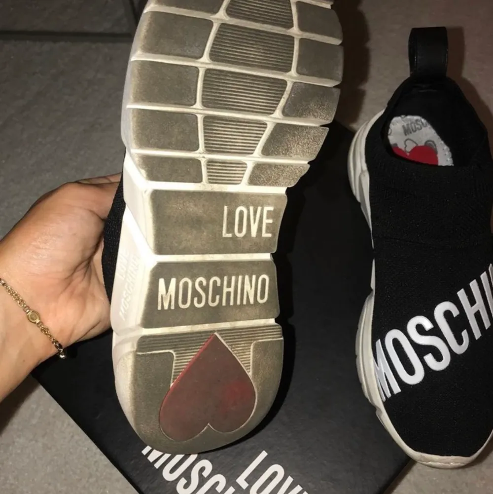 HALVA PRISET!! ”Love Moschino” skor som använts endast 2 gånger och har ingen slitage. Ser ut som helt nya förutom sulan som enkelt går att göra rent.  Originalförpackning finns.   Storlek: 37   Nypris: 2000 kr. Mitt pris: 1250 kr, köpta på Zalando. . Skor.