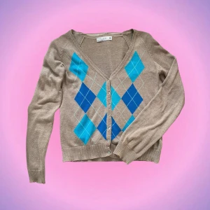 Mönstrad kofta - Så söt kofta från Zara med mönster i bra skick! Passar superfint med ett linne under🙌🏼😍 Skulle säga att den sitter mer som en S. Skriv privat vid intresse o frågor💖💖💖