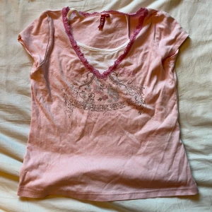 Rosa topp med tryck - Super fin baby rosa topp med tryck! Väldigt y2k💋💋sitter tajt💓💖kan frakta 