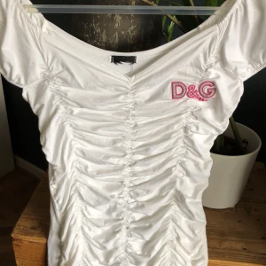 Dolce and gabbana tröja  - Hej! Säljer ett fynd som jag själv aldrig använt den så säljer den ist :) vet inte om den är fejk eller inte så därför vill jag inte ha så mycket för den. Ge förslag på pris om ju är intresserade. Den är väldigt stretchig så bör passa alla <3