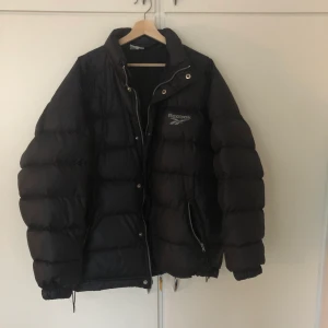 Reebok Vinterjacka  - Reebok vinterjacka. Storlek L. Gott skick. 