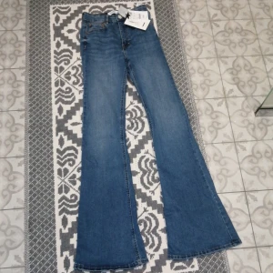Bootcut jeans helt nya - Jättefina bootcut jeans som är helt nya💕💕😻😻tyvärr för tajta i midjan för mig! Lappen är kvar och jag kan mötas upp eller skicka via postnord💙🤍