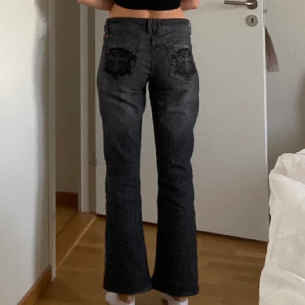Lågmidjade byxor som tyvärr är något korta för mig som är 168! Midjemåttet är 84 och innerbensmåttet är 72.💕. Jeans & Byxor.