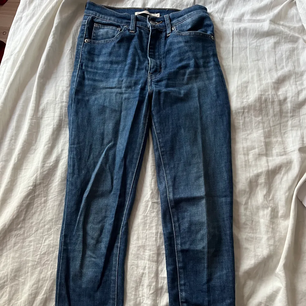 Mörkblåa jeans från Levis som är sparsamt använda. Säljer pga att de är för stora för mig i midjan Pris: 300kr + frakt Pris går alltid att diskutera . Jeans & Byxor.
