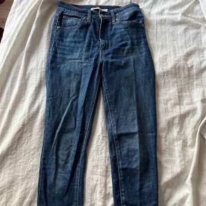 Mörkblåa jeans från Levis som är sparsamt använda. Säljer pga att de är för stora för mig i midjan Pris: 300kr + frakt Pris går alltid att diskutera 