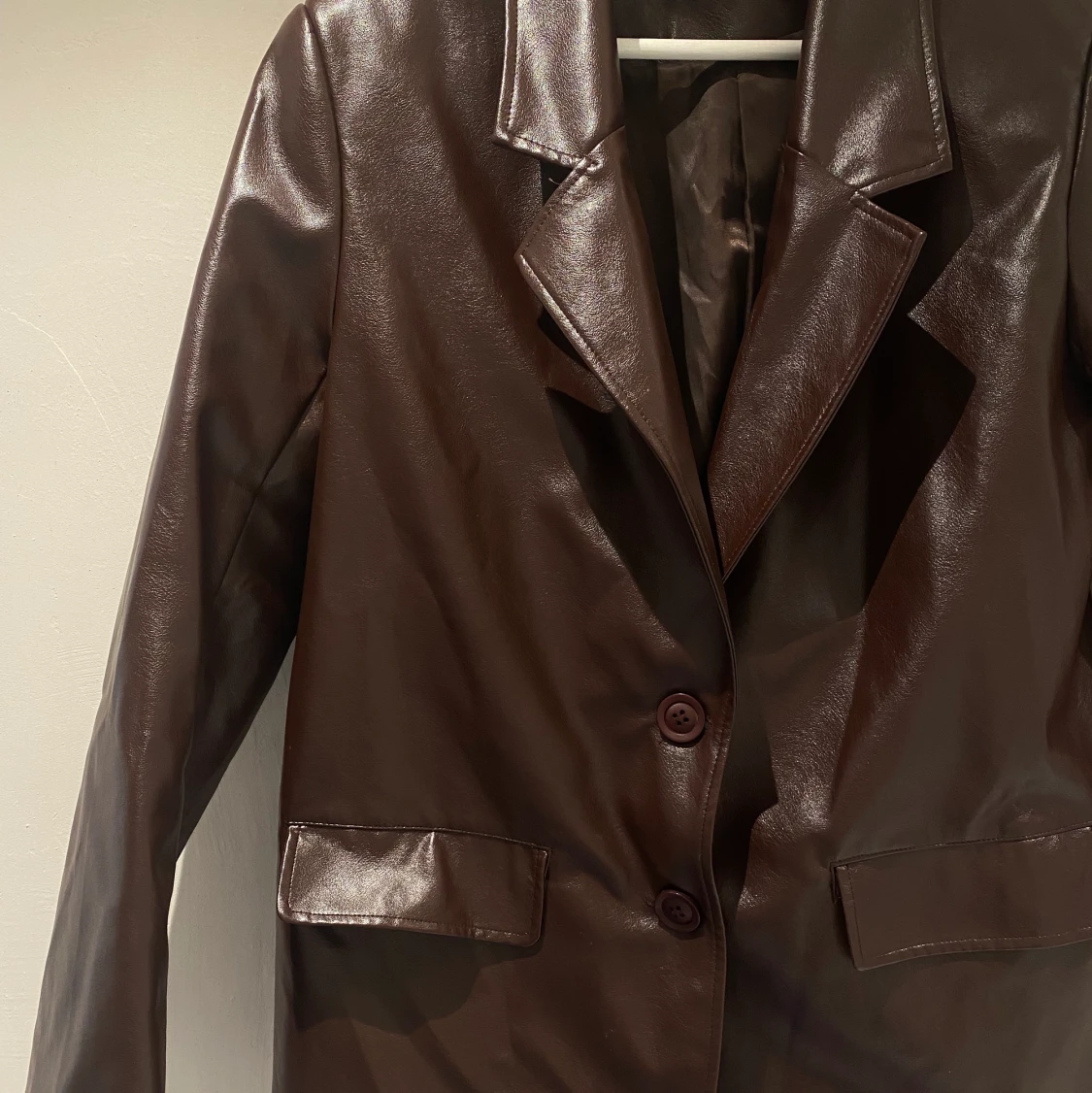 Brun lackerad jacka 