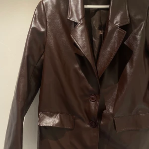 Brun lackerad jacka  - Lackerad jacka i bra skick! Kommer inte till användning hos mig, storlek XS 🤎🤍🤎