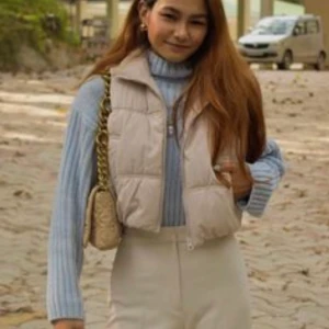 Cropped gilet  - Säljer min croppad beige väst, för det är ej min stil längre, skriv privat om Nike intresserade eller om ni har några frågor 💗