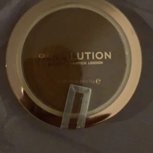 Smink. - Säljer även den helt ny köpt för en vecka sen köpte fel färg men det är en glow edition. Den används som en Contor och en highligt en blandning men helt fanatiskts.