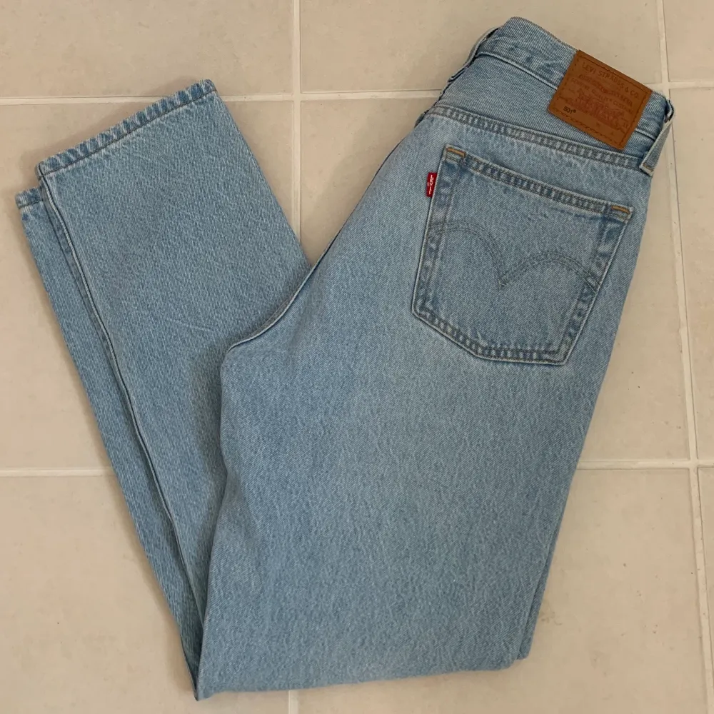 Säljer mina Levis 501 jeans i storlek 27/28 då de aldrig kommer till användning. De köptes på Zalando för något år sedan men har bara använt dom en gång. Materialet är 100% bomull!. Jeans & Byxor.