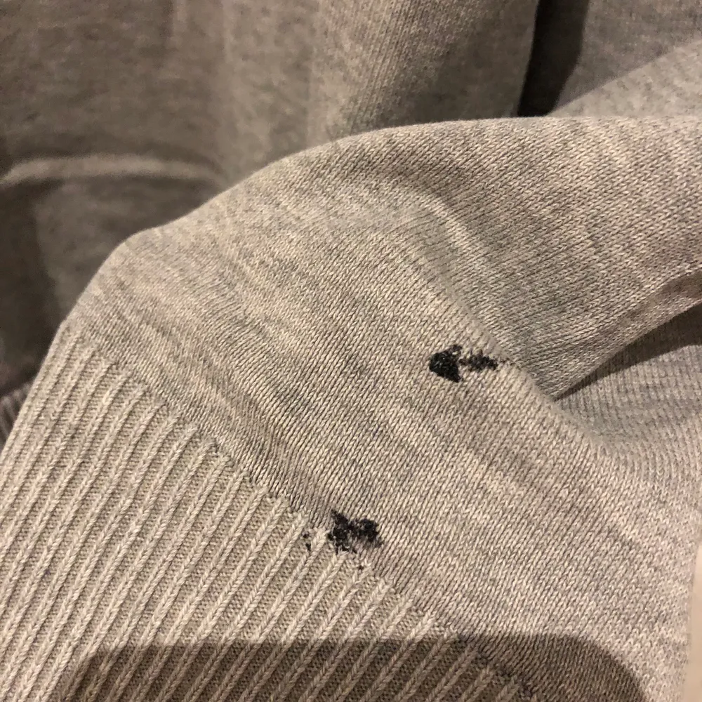 V-ringad peak tröja, passar som overshirt till skjorta. Inga hål men lite färg på vänster arm, går säker bort men har inte testat. Nypris 1100kr. Tröjor & Koftor.