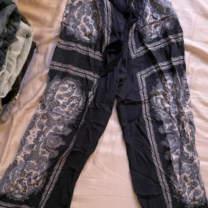 Tygbyxor - Jääättefina tygbyxor som inte kommer till användning   Ps säljer ut massa plagg billigt som fan, köper du 5 eller fler får du 15 %