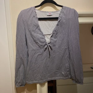 Blus - Söt grå/vit randig blus från märket Flashlights! Storlek 38, 60kr + frakt!