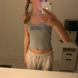 Brandy Melville linne - Säljer detta superfina linnet från Brandy Melville då de inte kommer till användning. Den är i storlek onesize men passar till xs/s. Köptes för 180kr!! Tryck inte på köp nu! Utan kontakta mig om du är intresserad💓