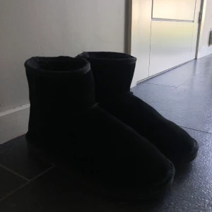 Uggs från Intersport  - Köpte för ca 1 år sedan. Ser nästan ut som nya. Storlek 38. Köpta för 299kr säljer de för 150kr❤️kom privat för fler bilder OÄKTA