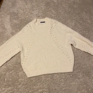 Stickad tröja - Stickad tröja från Gina i kräm vit färg! Storlek M💗Fint skick, inga fläckar eller märken! Nypris: 400-500kr