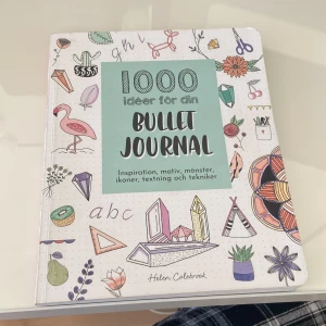 Bullet journal  - En jätte fin bok med massa olika Bildt journal idéer. Den e köpt för något år sedan och sparsamt använd❤️det är massa olika idéer på bokstäver, hjärtan, kransar, rymden mm❤️ skriv om du vill ha fler bilder. Köparen står för frakt