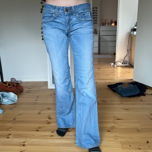 Utsvängda jeansens  - Säljer dessa fina lågmidjade utsvängda jeans från Banana Republic. Jeansen är i jätte fin sick. Innerbenslängd: 80cm midjemått: 79cm. Jag är 167 cm lång ❤️
