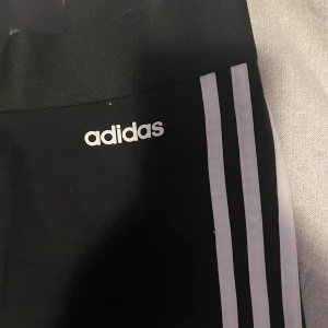 Adidas träningstights - Jag har två par av dessa tights varav båda är i nyskick! Köptes för 350 kr styck och säljer därför de för 250 kr!