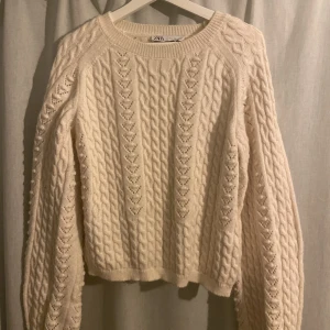 Stickad tröja!  - En stickad tröja ifrån Zara som är så mjuk! Superskön och i bra skick 🙏🏼