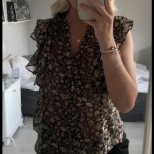 Mango blus  - Säljer nu min underbara blus från Mango!!! Såååå fin och så bra skick!!