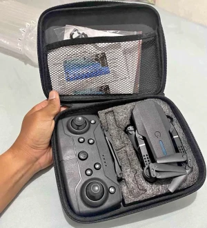 4k drönare - Gå in här för att köpa https://julpredek.store/products/flygande-dronaren drönare för nybörjare Om du är ny till att flyga är det här en perfekt drönare. Eftersom att den är stöttålig och har automatiska sensorer som gör att drönaren håller positionen