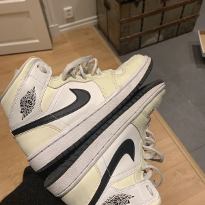 Jordans, Air Jordan 1 Mid Coconut  milk - Ny skick, köpta i april. Köptes nya. De är äkta, lådan följer med vid köp. Kan mötas upp och skicka dem.  Betalning sker innan de skickas. Möts vi upp så kan swisha på plats. De finns att köpa nya på merch sweden för 3399kr.