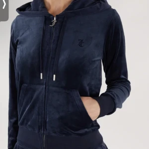 Juicy couture kofta - Helt oanvänd kofta så bra skick säljer då den ej kommer till användning. Pris kan diskuteras. Skriv privat för privata bilder hur den ser ut på.