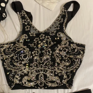 Fin klänning i två delar  - Jättefin två delars klänning från USA med stenar och en kjol i storlek 5